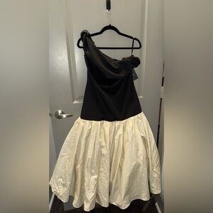 WHITLEY
BLACK & CREAM TWIST-NECK DROP-WAIST MIDI DRESS